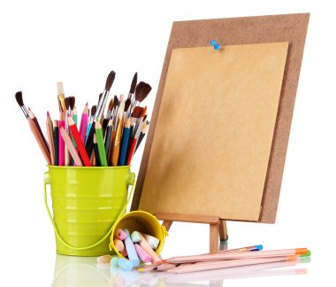 kağıt üzerinde beyaz izole sanat malzemeleri ile birlikte küçük şövale