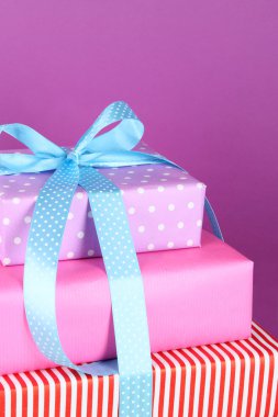 hediye kutusu ile bir şerit renkli arka plan üzerinde bağlıdır.