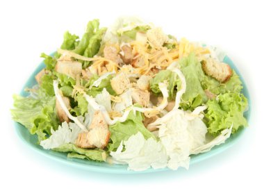 Sezar salatası üzerine beyaz izole mavi plaka üzerinde