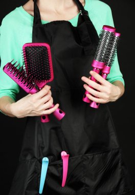 Kuaför ile çalışan araçlar, siyah üzerine izole üniformalı