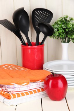 tahta masa üzerinde başka kap, potholders, havlu ve: mutfak ayarları