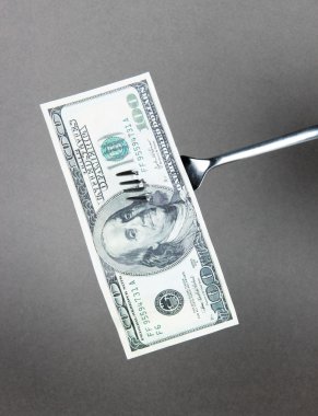 banknotların üzerinde gri arka plan üzerine çatal