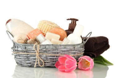 Kozmetik Şişeler ve üzerinde beyaz izole sabun sepeti,