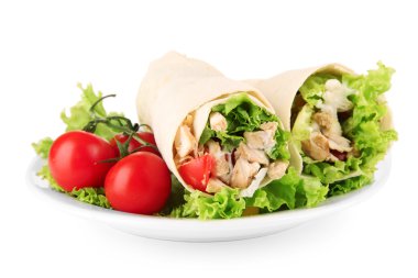 kebap - ızgara et ve sebze, tabakta üzerine beyaz izole