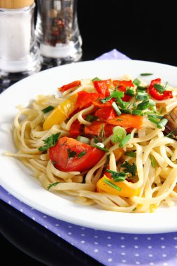 plaka yakın çekim üzerinde sebzeli erişte