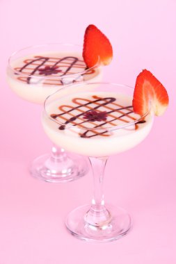 pembe bir arka plan üzerinde meyve smoothies