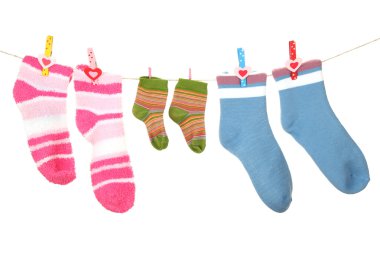 renkli çorap üzerine beyaz izole clothesline üzerinde asılı