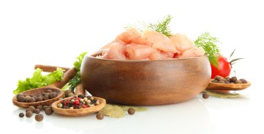 Tavuk eti üzerinde beyaz izole kase,