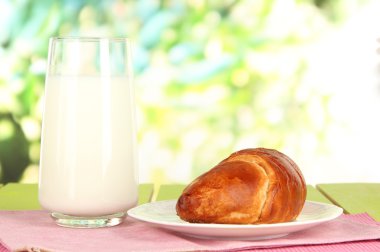 ekmek rulo ve süt parlak zemin üzerine ahşap tablo