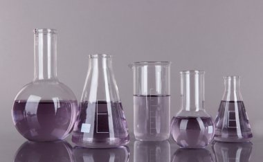 test tüpleri gri arka plan üzerinde hafif mor sıvı ile