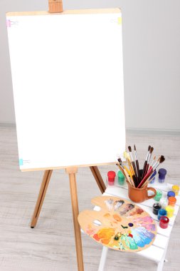 temiz kağıdı ve odada sanat malzemeleri ahşap şövale
