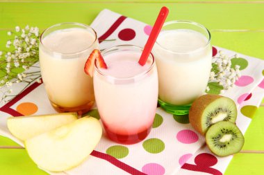 ahşap masa yakın çekim gözlük içinde meyve ile lezzetli yoğurt