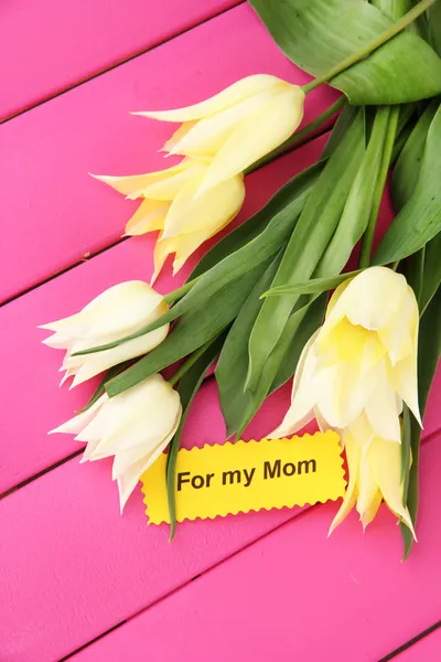 Mooie witte tulpen op een houten achtergrond kleur — Stockfoto