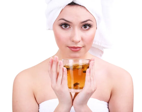 Belle jeune femme avec tasse de tisane isolée sur blanc — Photo