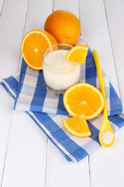 A narancs a close-up fából készült asztal üveg finom joghurt — Stock Fotó