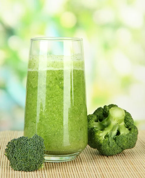 Glas broccoli sap, op bamboe mat, op groene ondergrond — Stockfoto