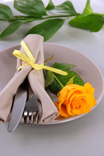 Assiette servie avec serviette et fleurs close-up — Photo