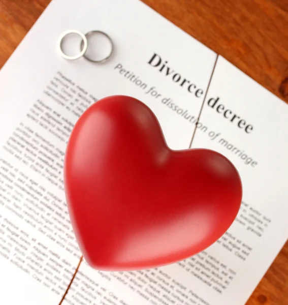 Coeur rouge avec déchiré Décret de divorce document, sur fond en bois gros plan — Photo