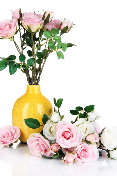 Piękne różowe i białe róże w wazonach na białym tle — Zdjęcie stockowe