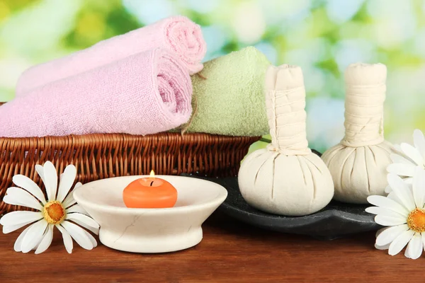 Equipo de spa de masaje textil sobre fondo natural — Foto de Stock