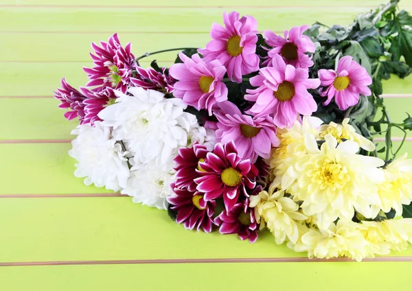 Bouquet of beautiful chrysanthemums on table close-up — Stock Photo, Image