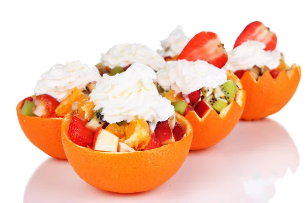 Ensalada de frutas en naranja ahuecada aislada sobre blanco —  Fotos de Stock