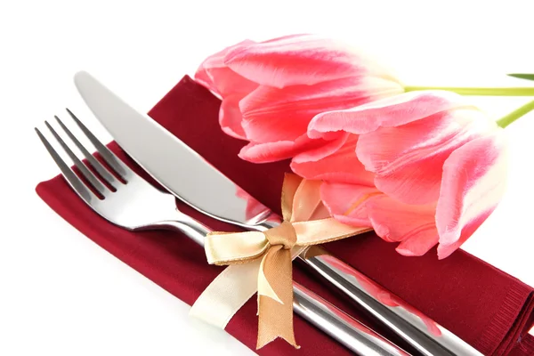 节日餐桌设置与孤立在白色的郁金香 — 图库照片