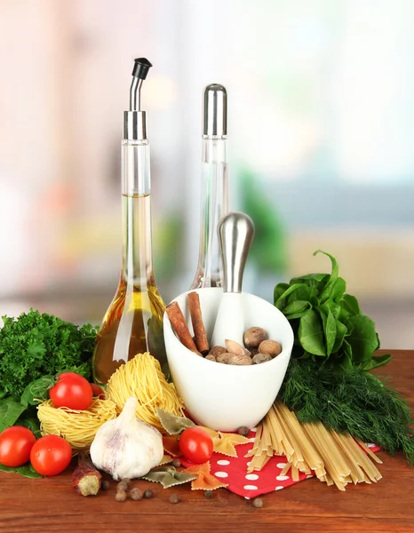 Samenstelling van de mortel, pasta en groene kruiden, op lichte achtergrond — Stockfoto