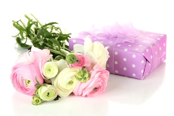 Ranunculus (Perzisch boterbloemen) en geschenk, geïsoleerd op wit — Stockfoto