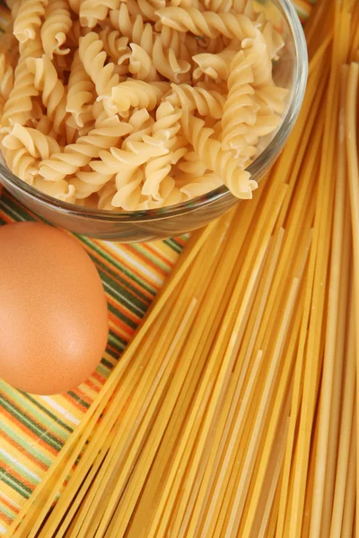 Diferentes tipos de pasta en mantel rayado —  Fotos de Stock