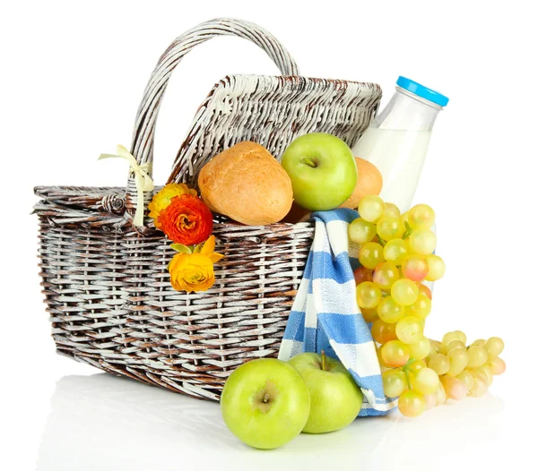 Cesto da picnic con frutta e bottiglia di latte, isolato su bianco — Foto Stock