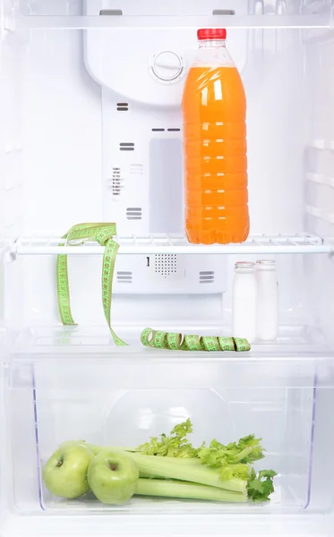Abra o refrigerador com comida de dieta — Fotografia de Stock