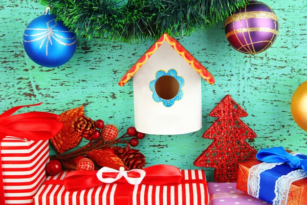 Nesten vak en kerst decoratie op blauwe achtergrond — Stockfoto