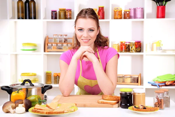 Young woman cooking in kitchen — Stock Photo, Image