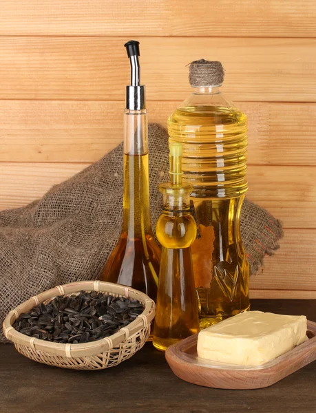 Różne rodzaje oleju z nasion słonecznika na drewniane tła — Zdjęcie stockowe