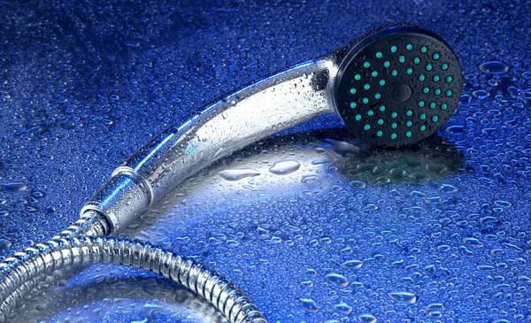 Dusche und Tropfen, auf blauem Hintergrund — Stockfoto