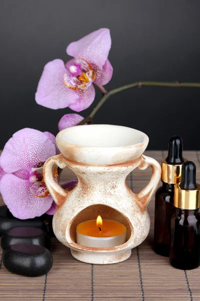 Aromaterapi lamba gri arka plan üzerinde — Stok fotoğraf