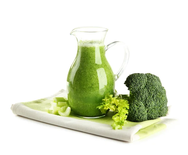 Glaskrug mit grünem Gemüsesaft isoliert auf weiß — Stockfoto