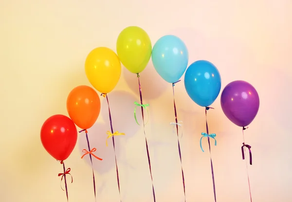 Regnbåge av ballonger på ljus bakgrund — Stockfoto