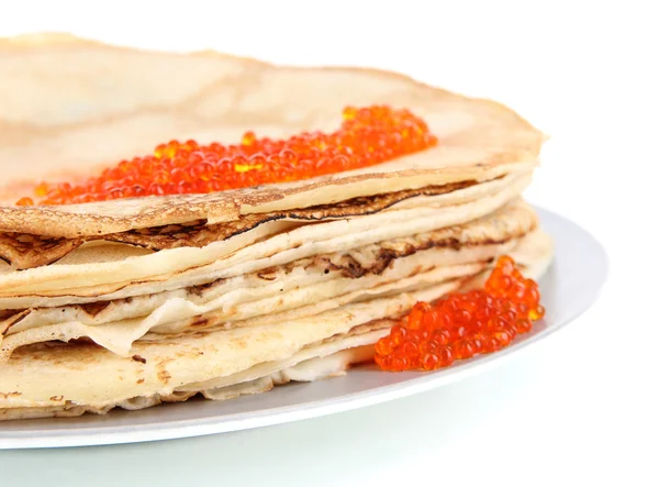 Deliciosos panqueques con caviar rojo aislado en blanco —  Fotos de Stock