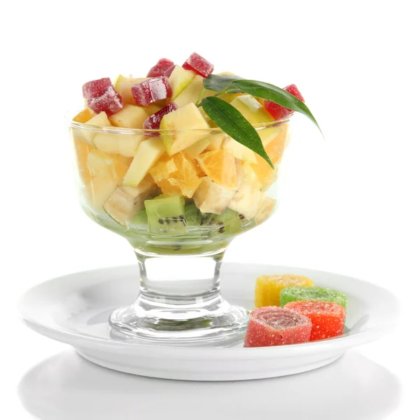 Fruitsalade in een sundae schotel geïsoleerd op wit — Stockfoto