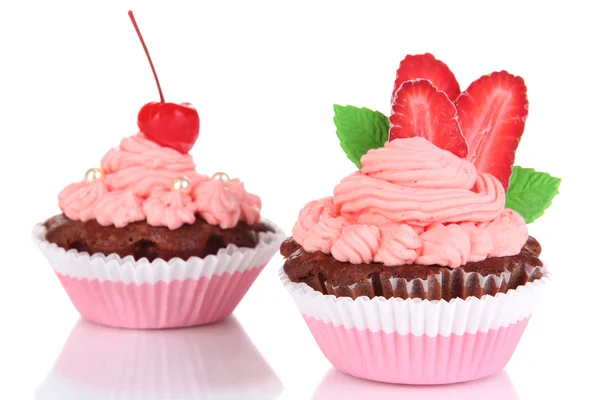Deliciosos belos cupcakes isolados em branco — Fotografia de Stock