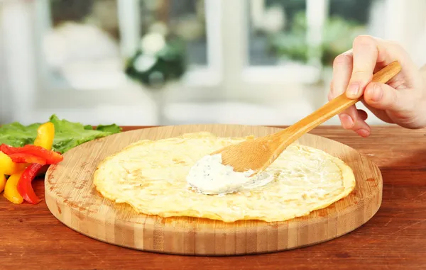 明るい背景上の卵ロールを準備するプロセス: 女性手汚れクリーム チーズ オムレツ — ストック写真