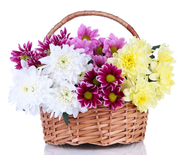 白で隔離される枝編み細工品バスケットの美しい菊の花束 — ストック写真