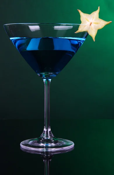 Cóctel azul en vaso de martini sobre fondo verde oscuro —  Fotos de Stock