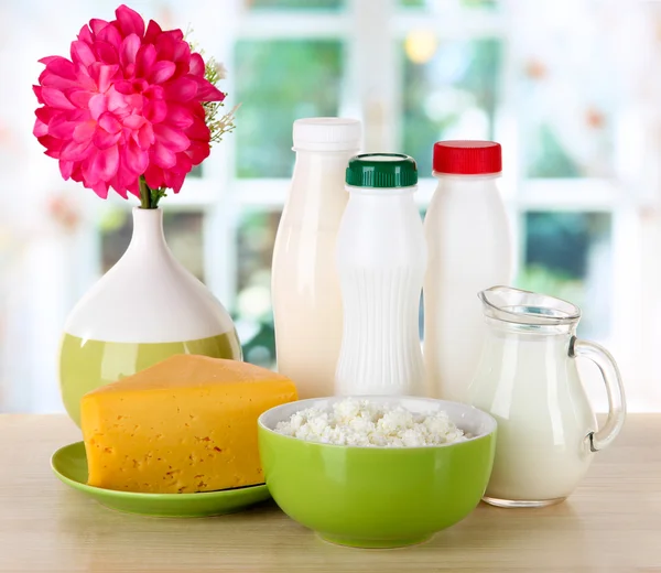 Молочные продукты на столе на кухне — стоковое фото