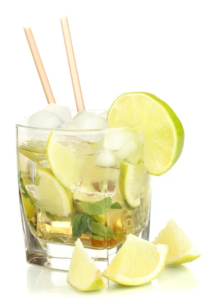 Glas Cocktail mit Limette und Minze isoliert auf weiß — Stockfoto