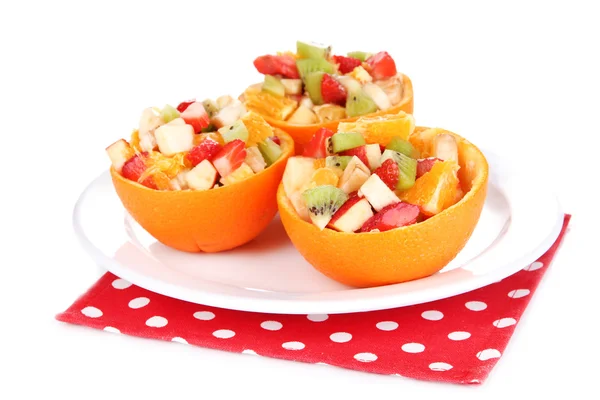 Fruitsalade in uitgeholde-out oranje geïsoleerd op wit — Stockfoto