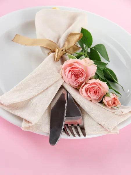 Placa servida con servilleta y rosa de primer plano —  Fotos de Stock