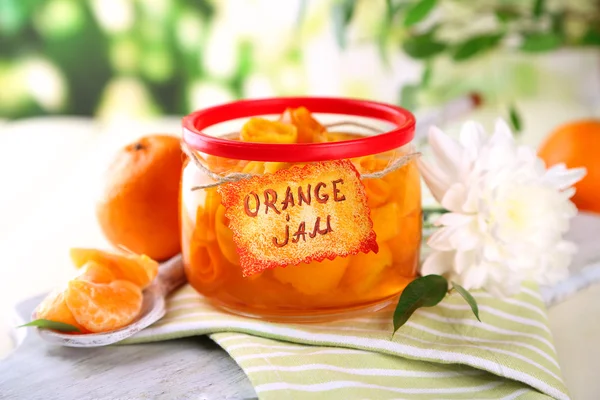 Апельсинове варення з цедрою та мандаринами на білому дерев'яному столі — стокове фото